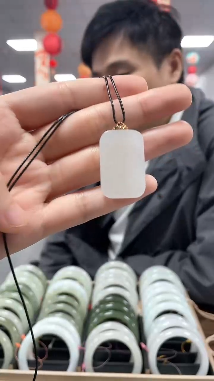 【闪购商品】和田玉颈饰18K金镶嵌无事牌挂件一件