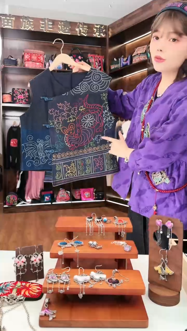 【闪购商品】织绣L28蚩梦苗族古绣