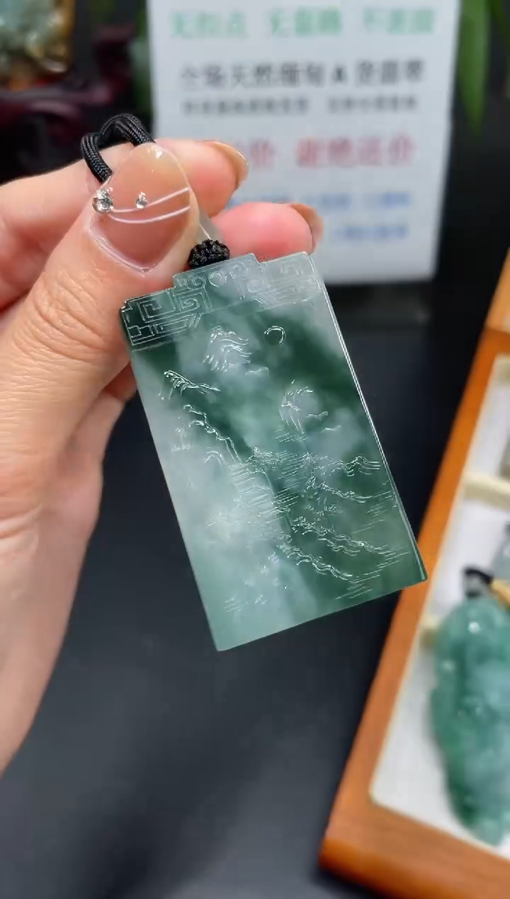 【闪购商品】翡翠颈饰未镶嵌山水