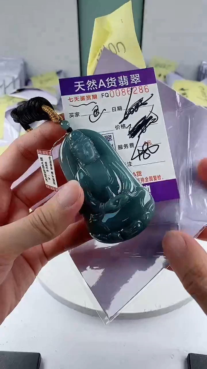 翡翠未镶嵌颈饰            