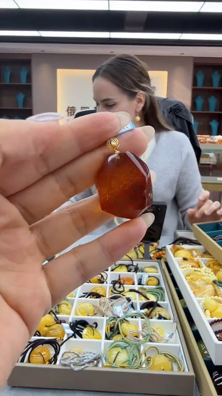 琥珀颈饰未镶嵌195秒拍号 假一罚三 