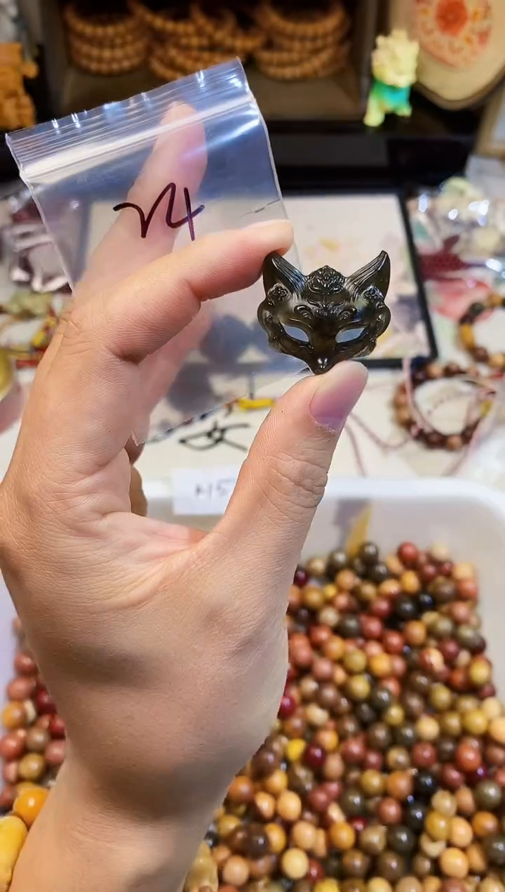 【闪购商品】蛇纹石玉颈饰未镶嵌24面具