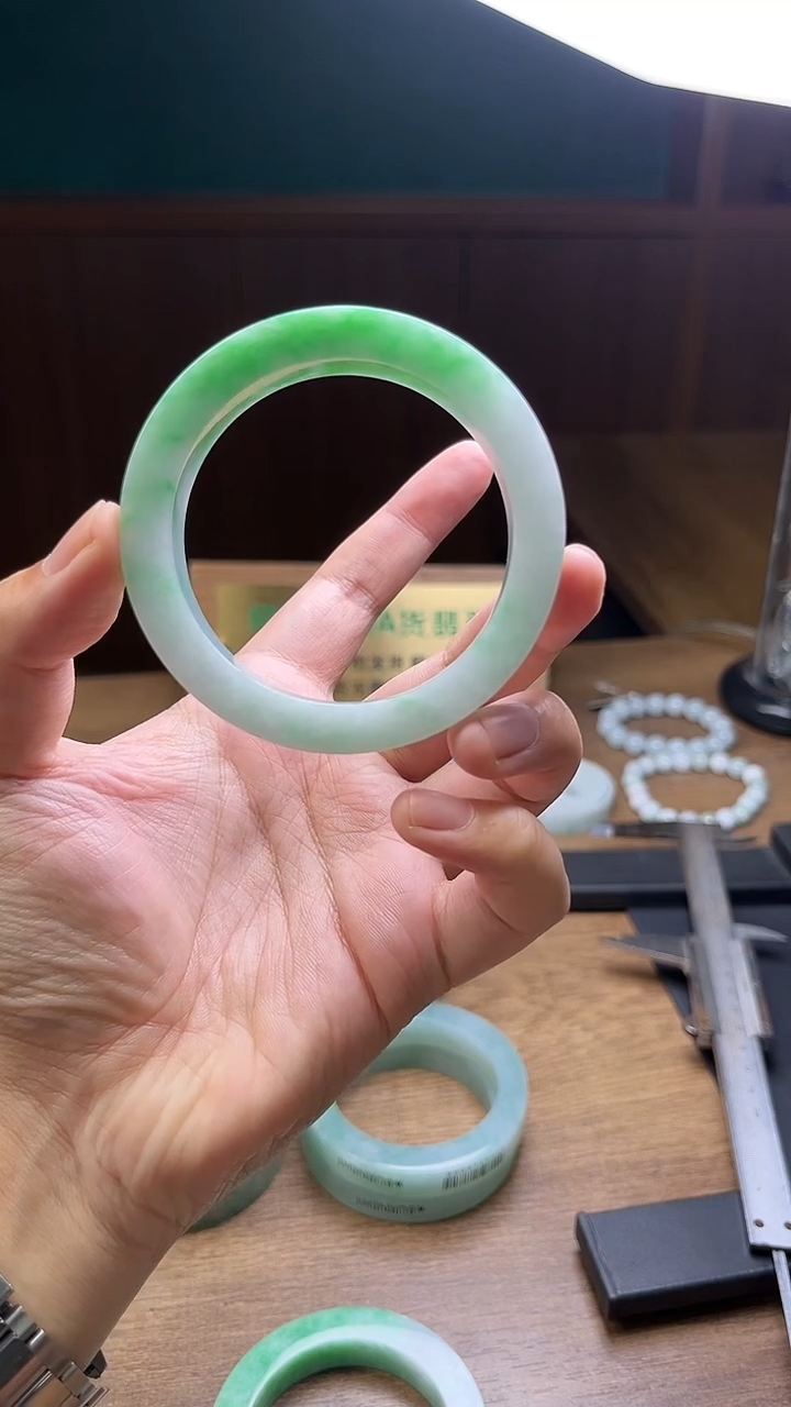 未镶嵌手镯定制翡翠樱****子定制