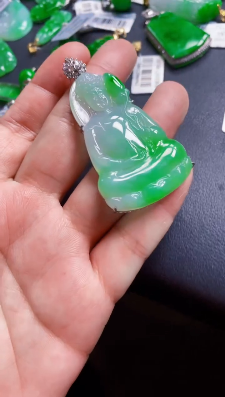 翡翠18K金镶嵌颈饰观音
