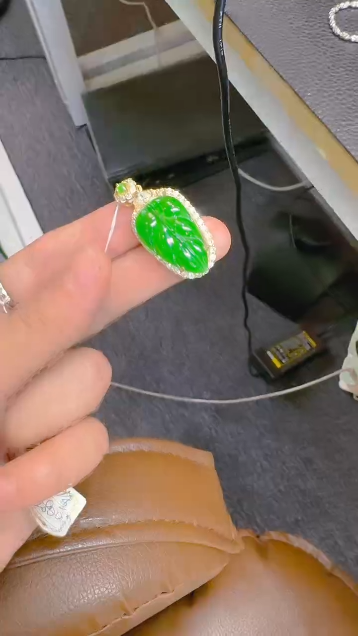 【闪购商品】翡翠吊坠(赠链)银S925镶嵌天然A货翡翠