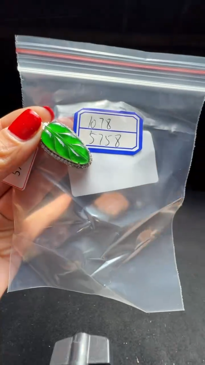 【闪购商品】翡翠吊坠(赠链)未镶嵌0732997231多样性发货