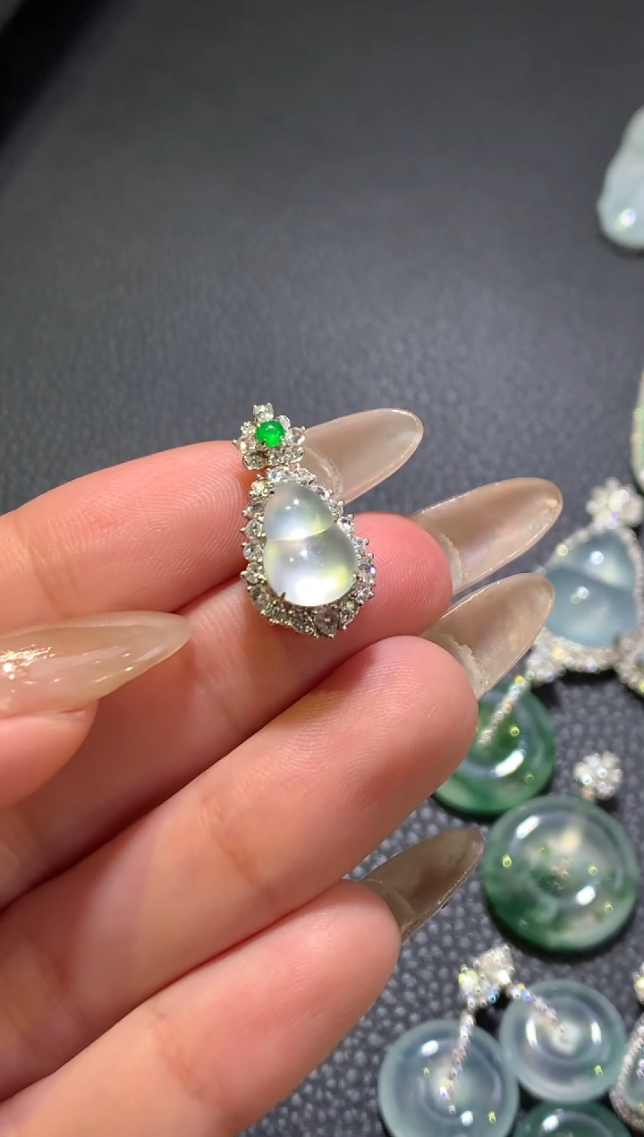 【闪购商品】翡翠颈饰18K金镶嵌葫芦