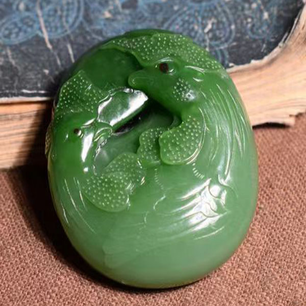 和田玉俄罗斯老料七号矿菠菜绿俏色巧雕吊坠（冠上加冠）