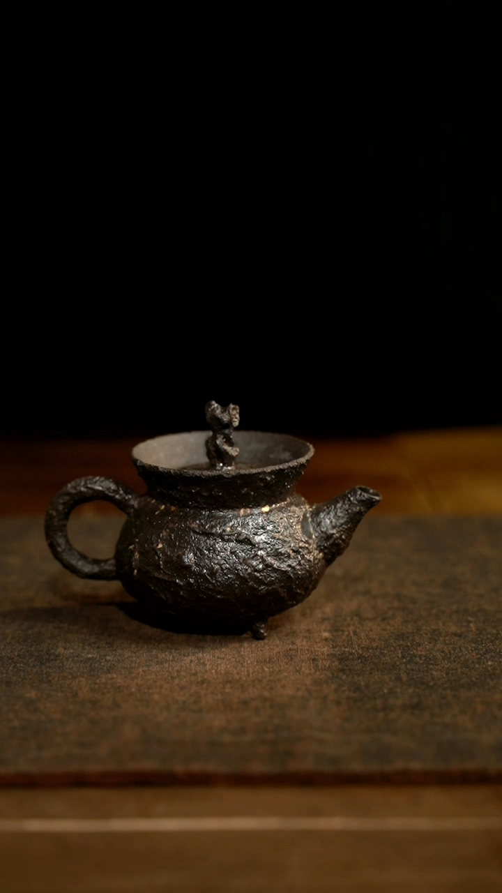 纯手工制作 黑紫砂三足后手执壶