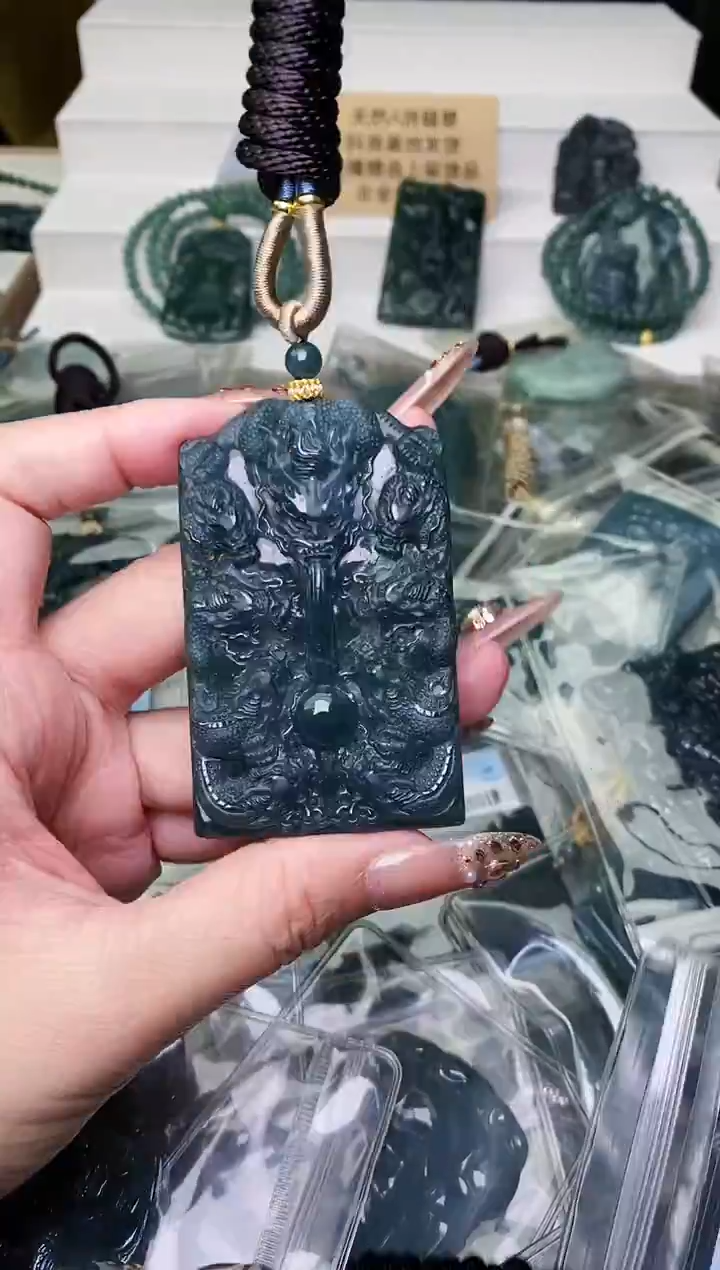 颈饰未镶嵌翡翠 