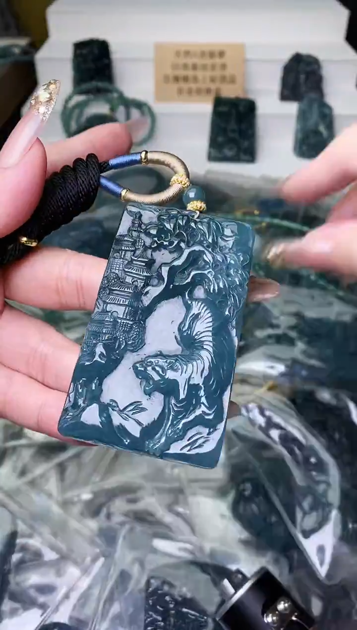 颈饰未镶嵌翡翠          