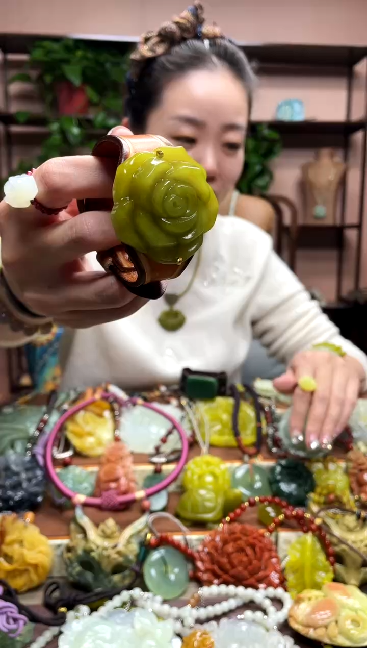 未镶嵌岫玉颈饰多样性发货发其中之一