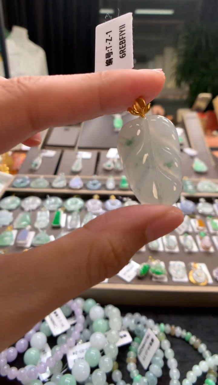 翡翠18K金镶嵌颈饰叶子