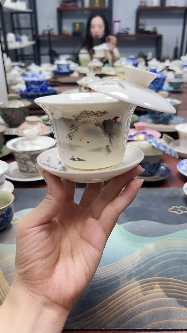 中号马蹄迎客松悬停盖碗