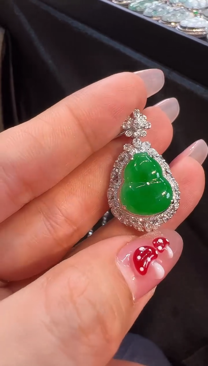 【闪购商品】翡翠颈饰18K金镶嵌吊坠