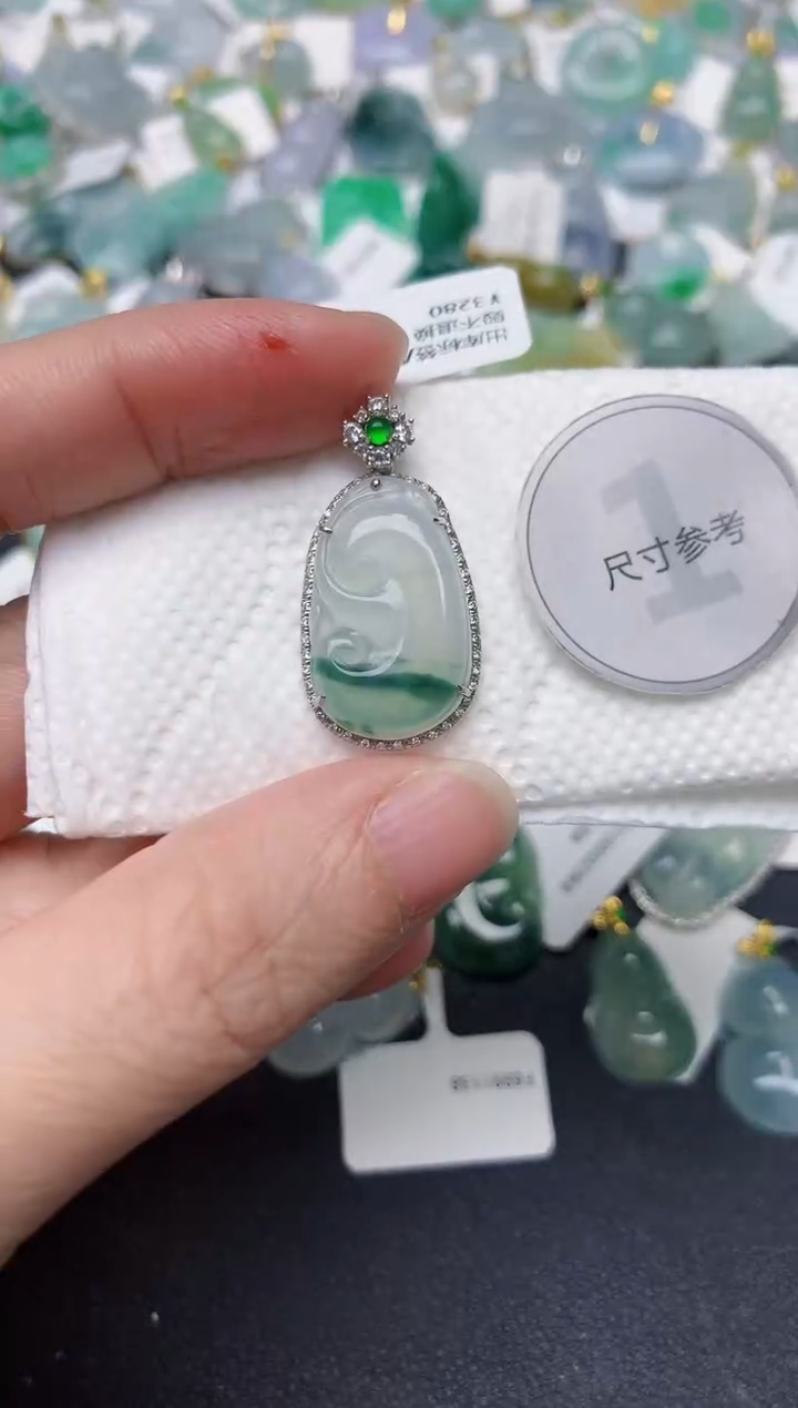 颈饰18K金镶嵌翡翠天然缅甸A货翡翠