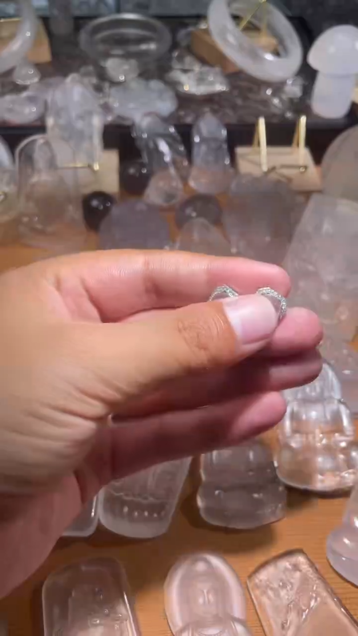 未镶嵌石英质玉耳钉无