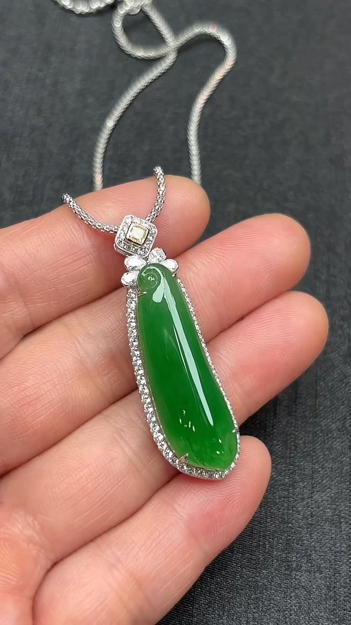 翡翠18K金镶嵌颈饰天然缅甸翡翠A货 冰绿瓜