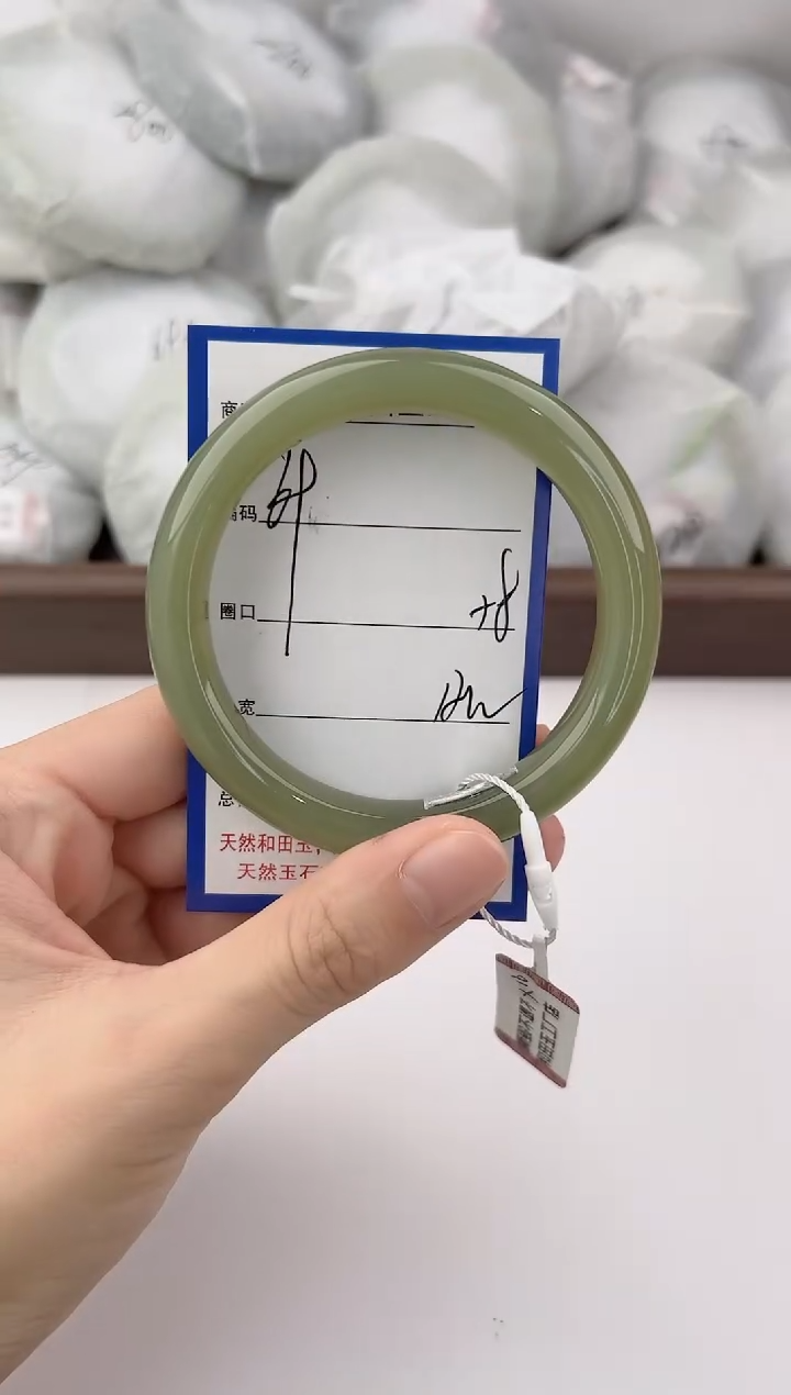 未镶嵌手镯和田玉69颜色微差无瑕疵