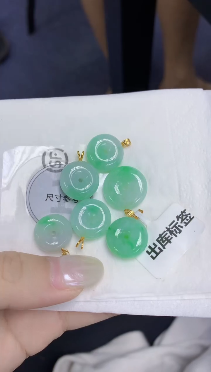 翡翠18K金镶嵌颈饰天然缅甸翡翠A货多样性发其一