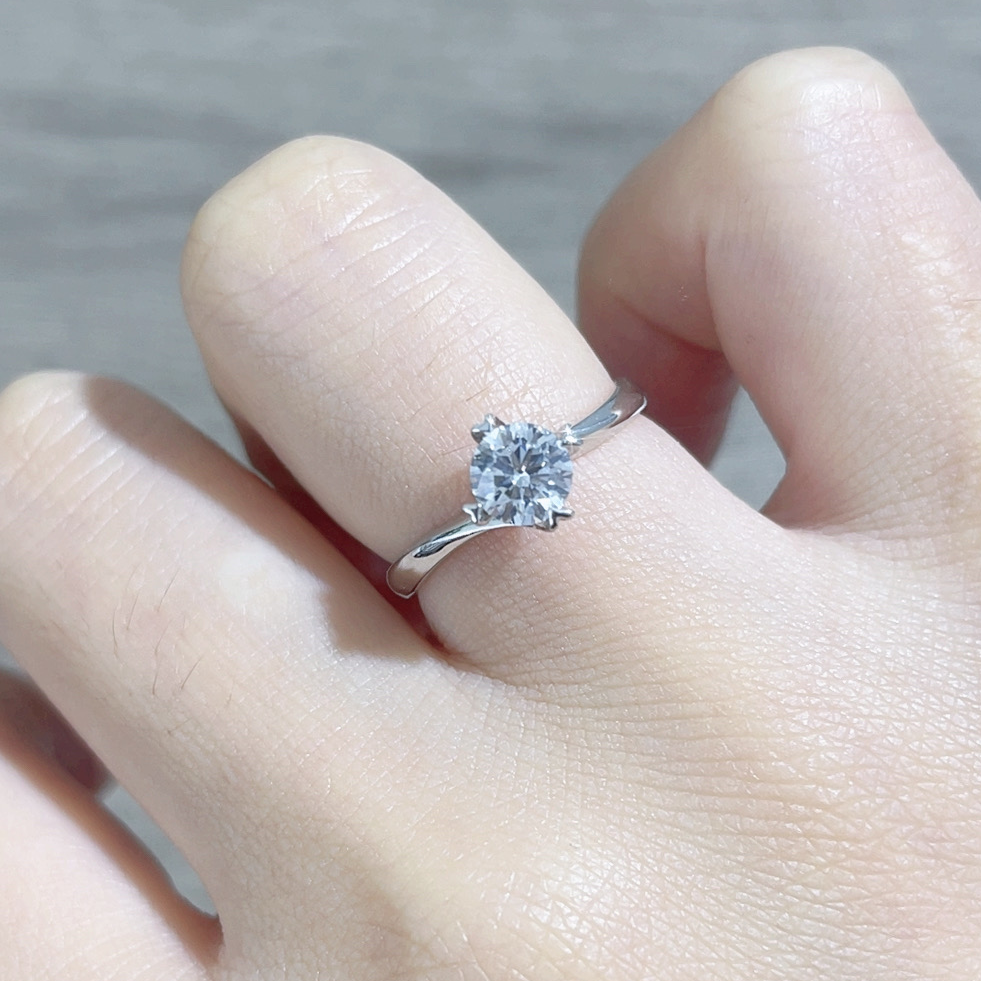 18k金爱心爪扭臂四爪天然钻石戒指H19040278