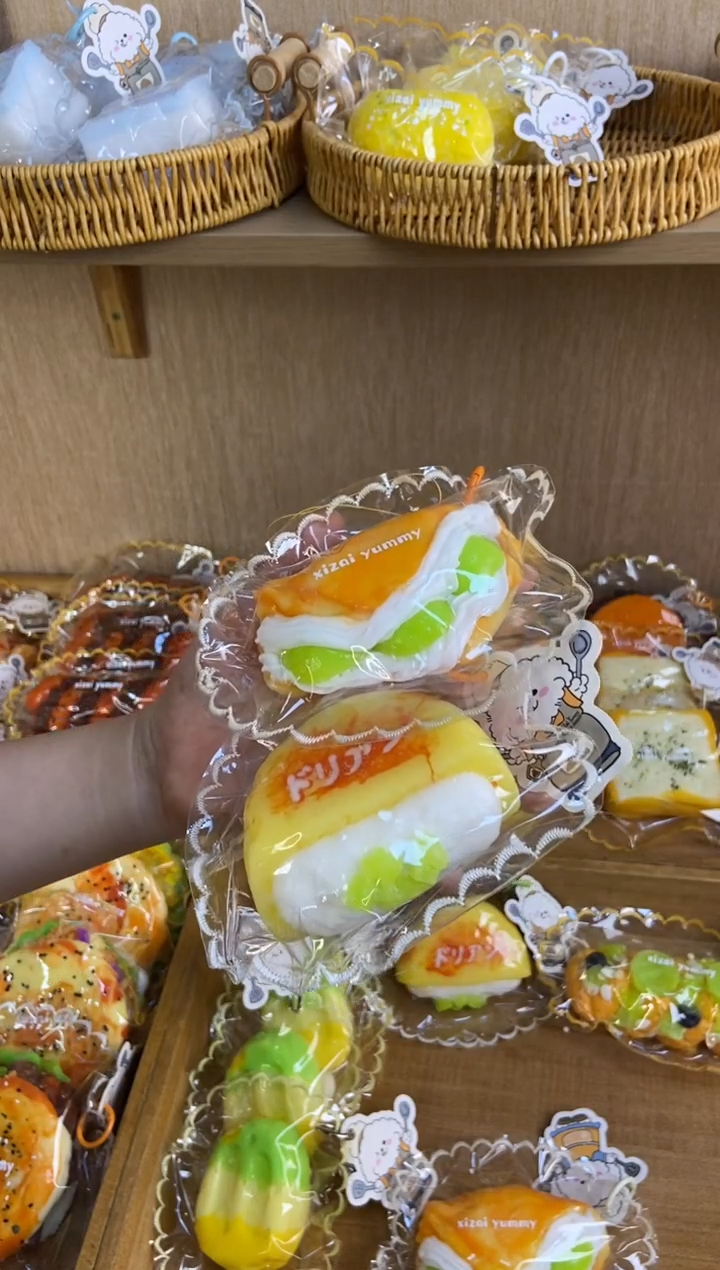 胶制青提铜锣烧 青提三角酥