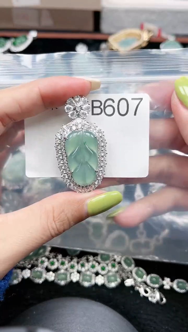 【闪购商品】翡翠颈饰未镶嵌赠皮绳607