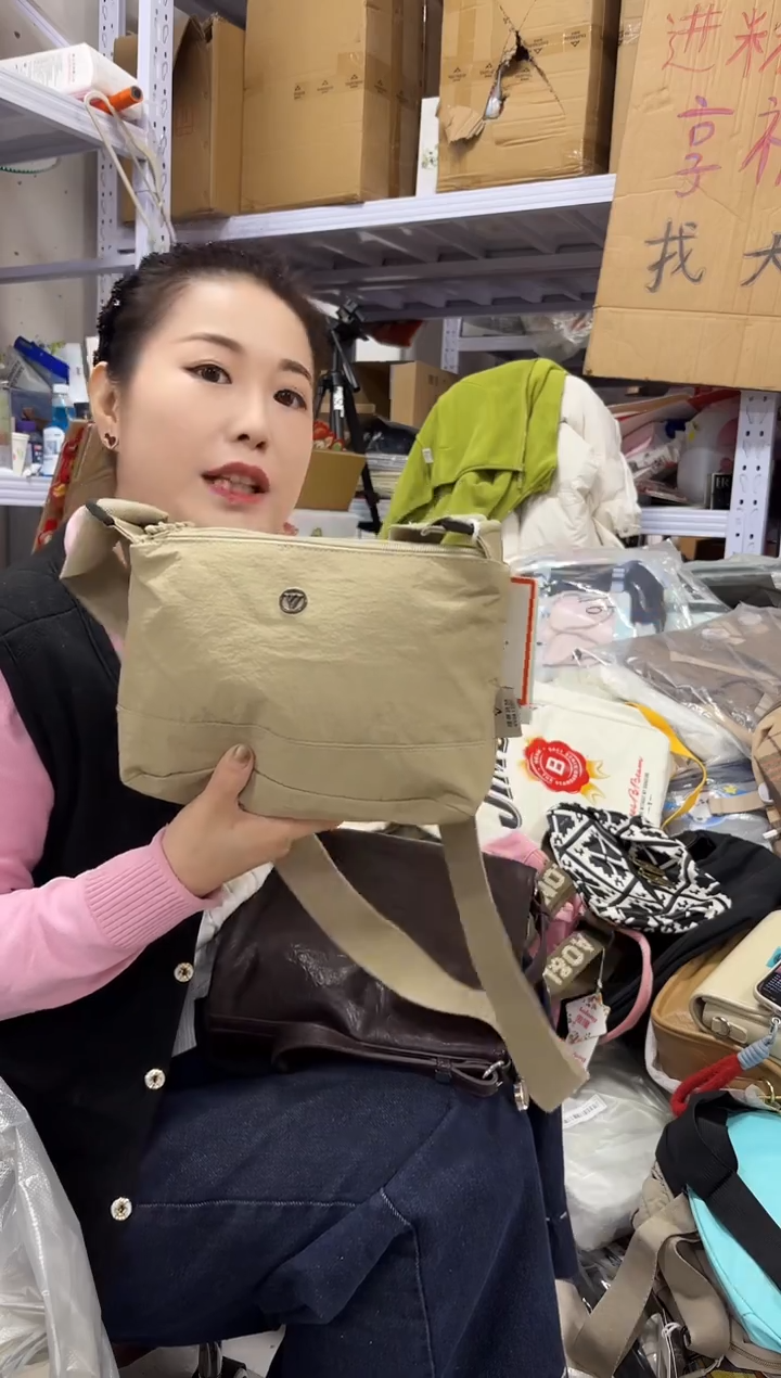 PVC点点小红心 没关注的关注一下主播