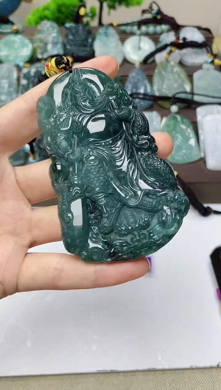翡翠未镶嵌颈饰           