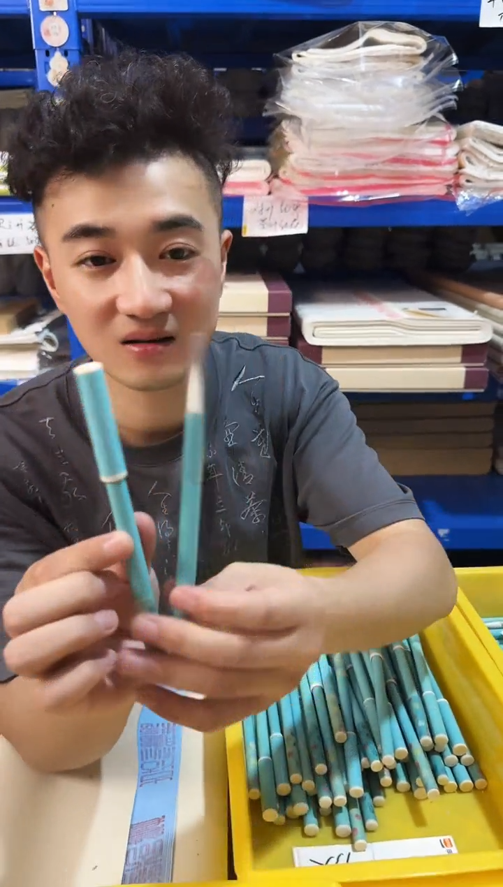 蓝色中楷毛笔2支