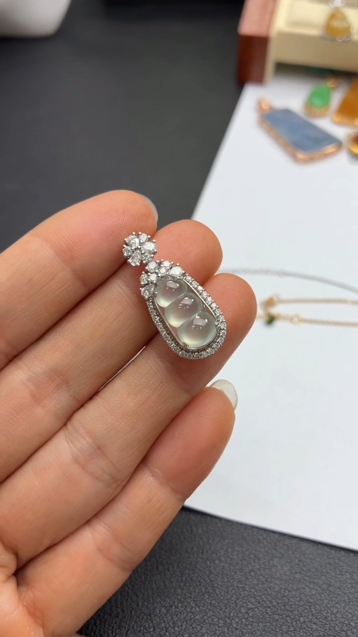 颈饰18K金镶嵌翡翠天然翡翠A货