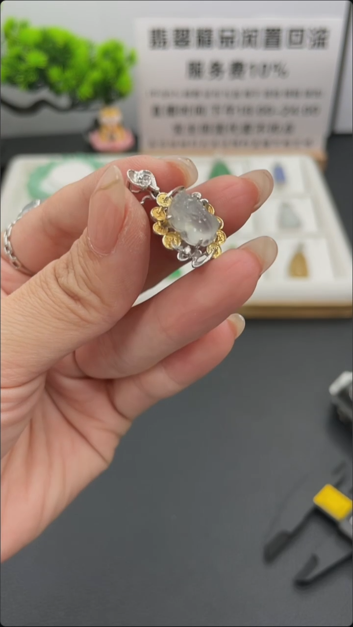 翡翠18K金镶嵌颈饰天然缅甸A货翡翠18k金镶嵌吊坠