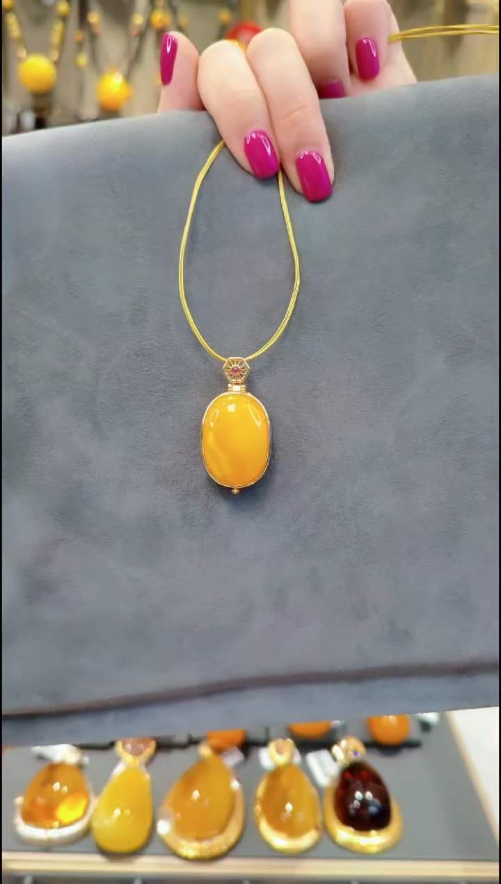 【闪购商品】蜜蜡颈饰银S925镀金镶嵌B022蜜蜡吊坠赠项圈