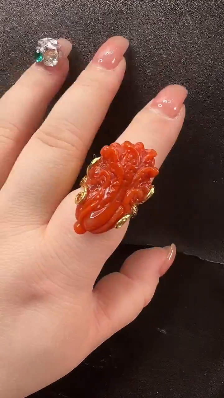 颈饰未镶嵌南红玛瑙戒指