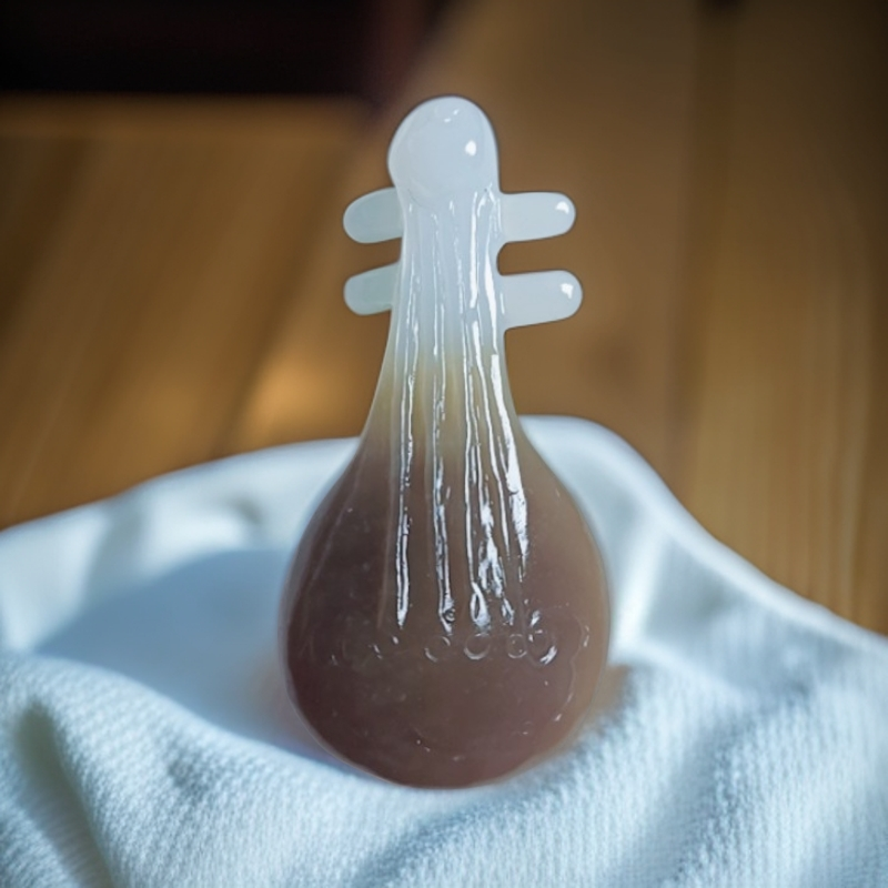 和田玉糖料巧雕琵琶造型挂件吊坠