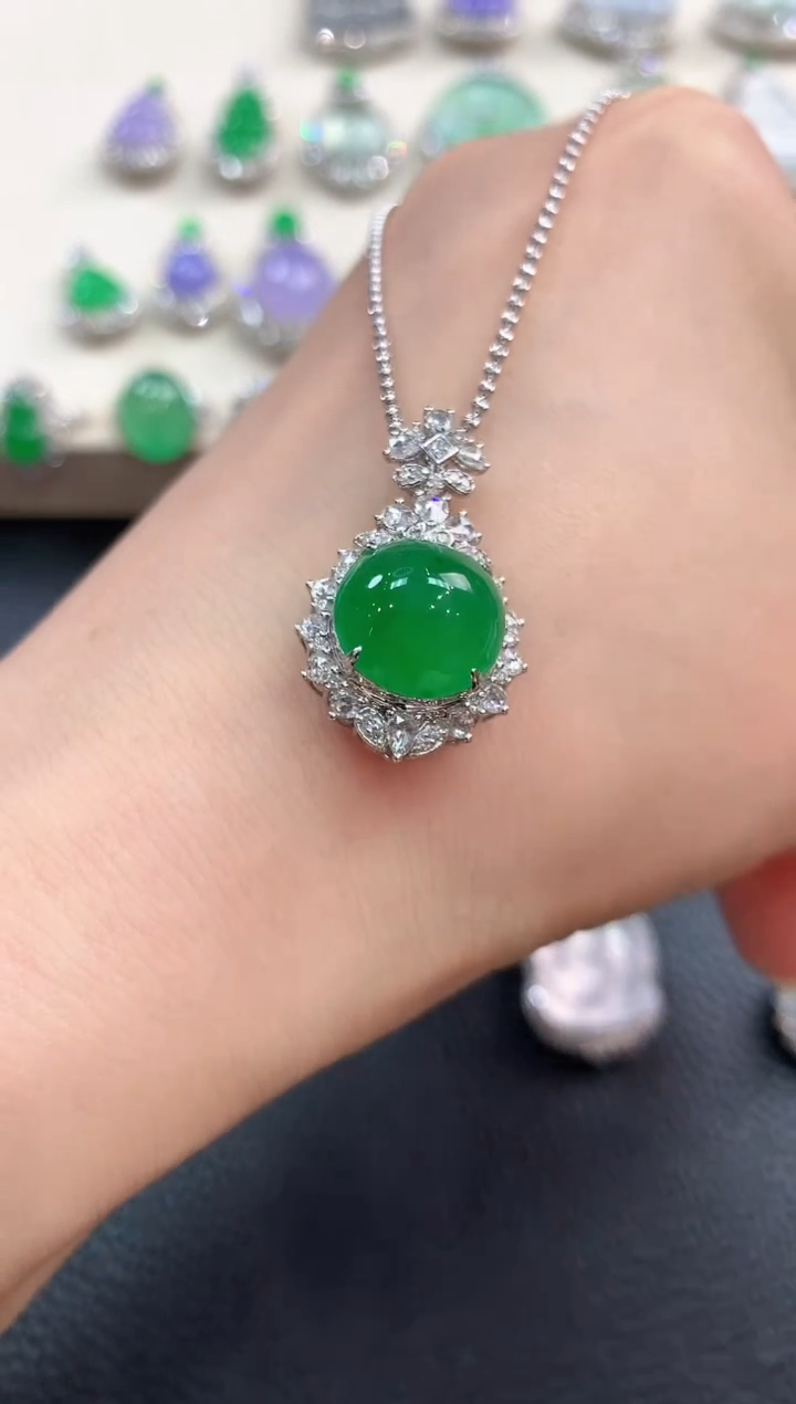 【闪购商品】翡翠吊坠(不含链)18K金镶嵌n84      
