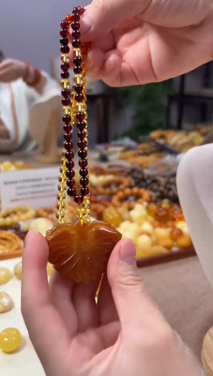 【闪购商品】蜜蜡裸石未镶嵌蝴蝶