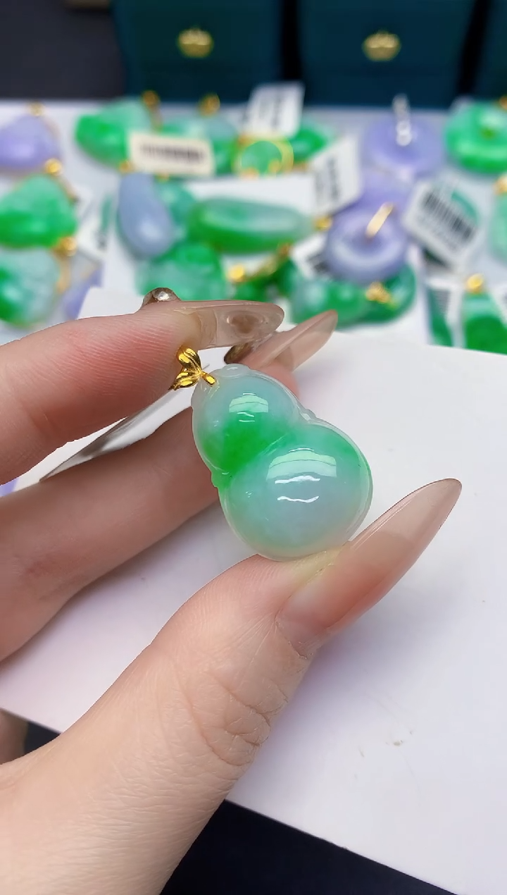 颈饰18K金镶嵌翡翠缅甸天然翡翠A货