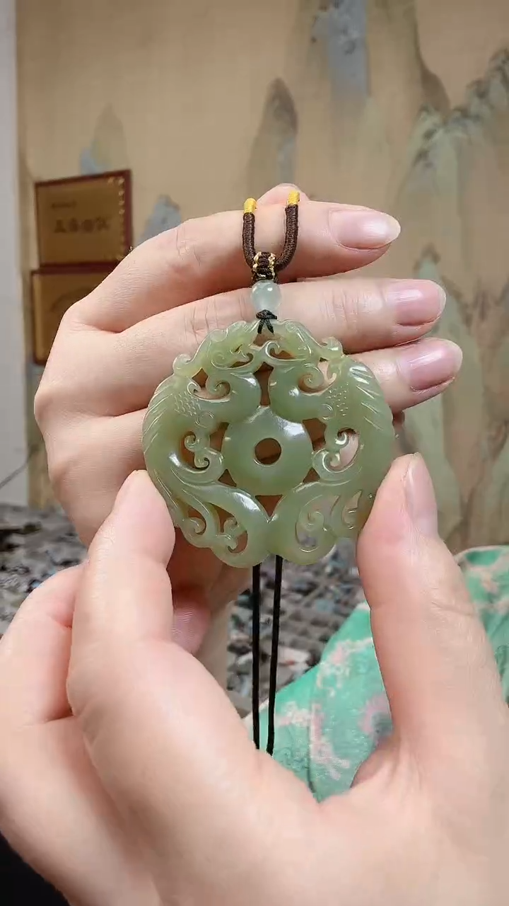 和田玉未镶嵌颈饰.