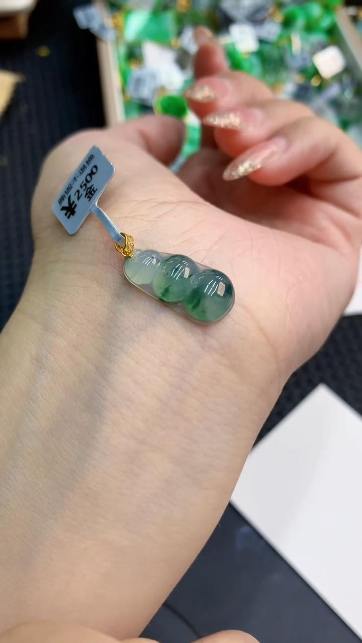 翡翠18K金镶嵌颈饰             8
