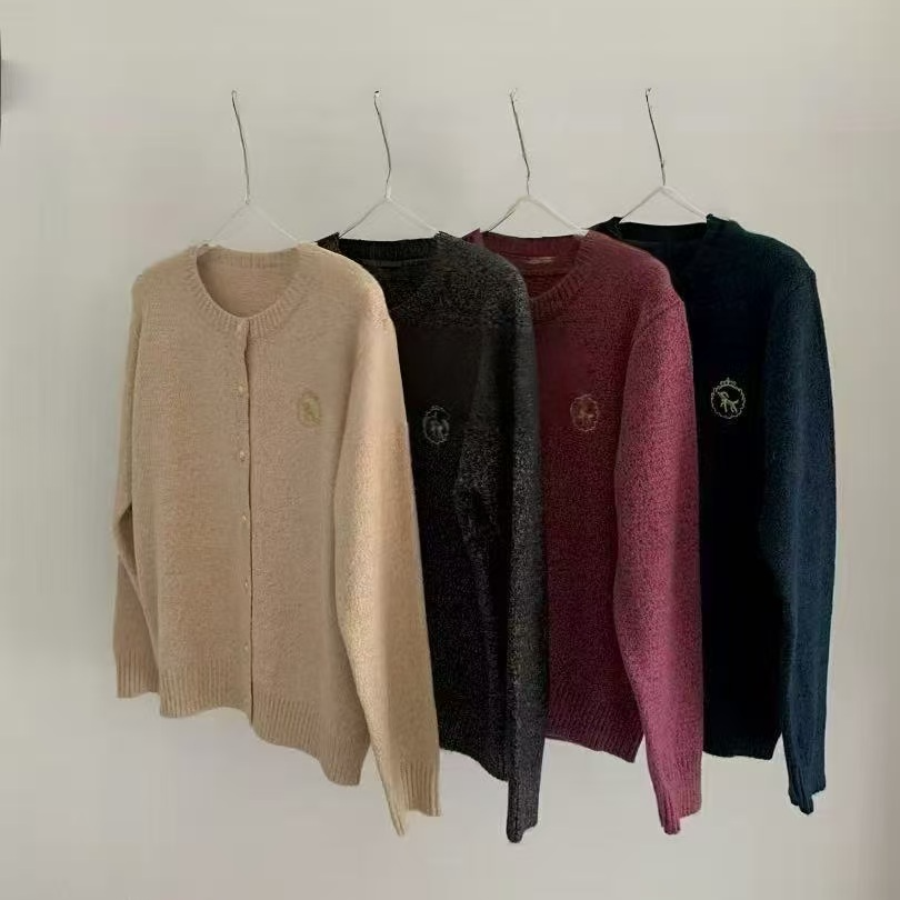 【锦衣服饰】CXM 69050韩系刺绣标排扣圆领长袖针织开衫