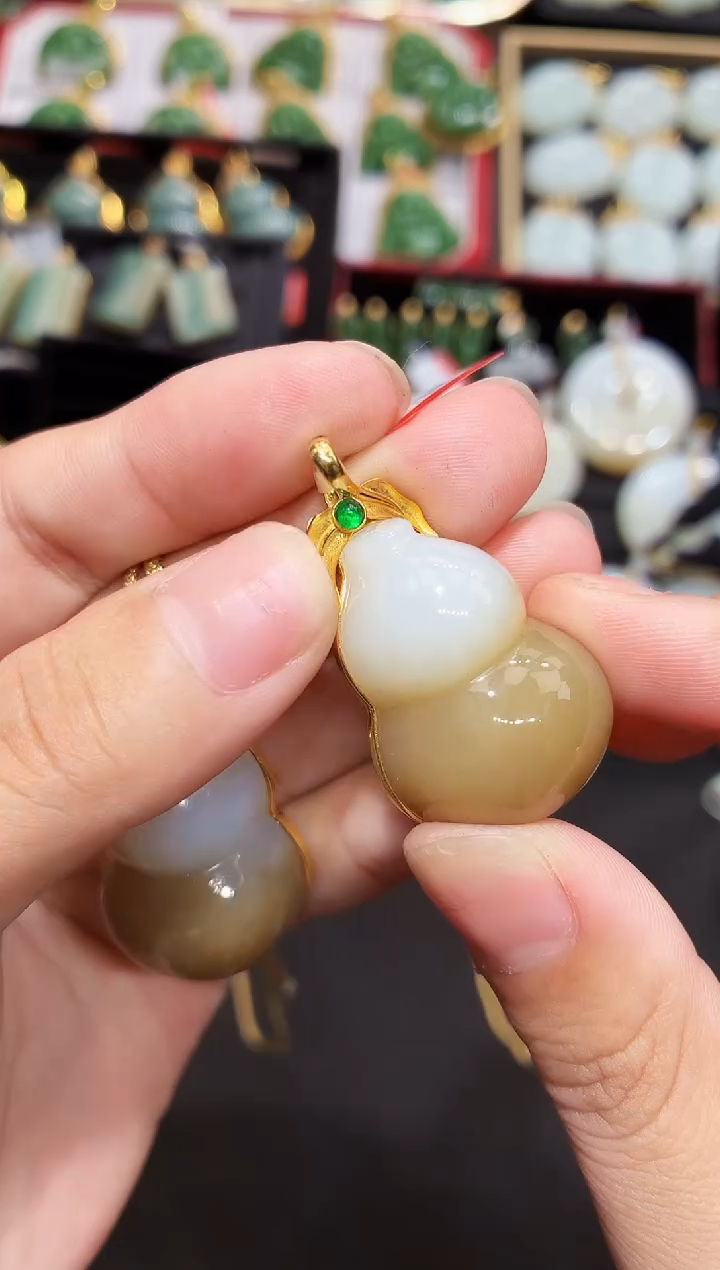 吊坠(赠链)18K金镶嵌和田玉35MM多样性发一