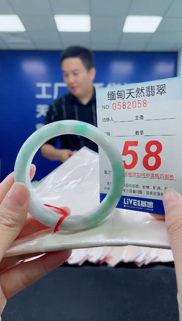 未镶嵌手镯翡翠天然翡翠手镯