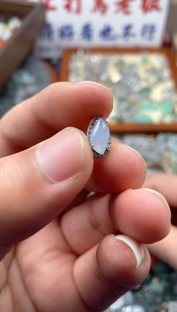 【闪购商品】翡翠颈饰未镶嵌哥哥