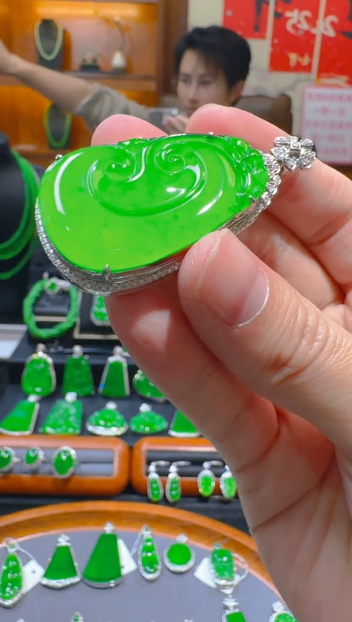 【闪购商品】翡翠吊坠(赠链)18K金镶嵌天然A货翡翠