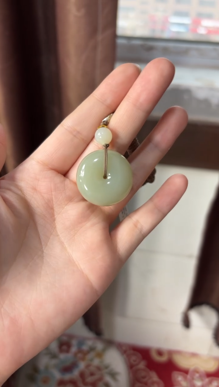 【闪购商品】和田玉吊坠(赠链)未镶嵌且末微色差近矿吊坠