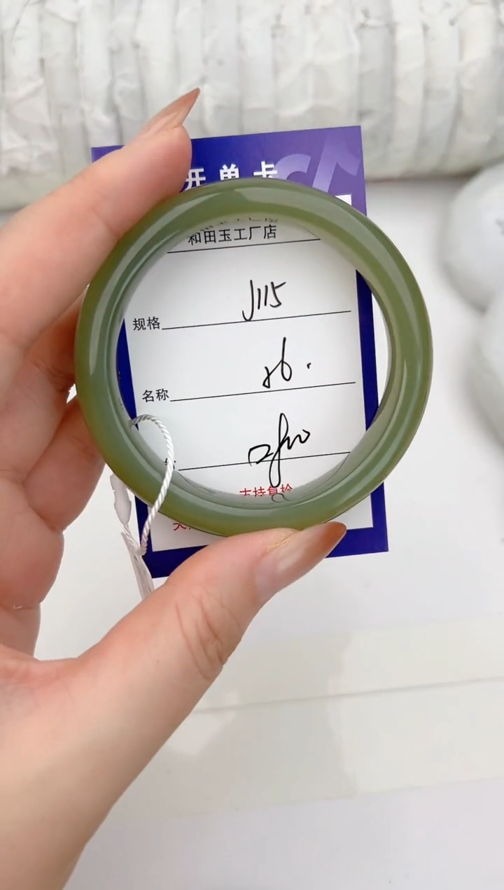 和田玉手镯未镶嵌115颜色微差无瑕疵