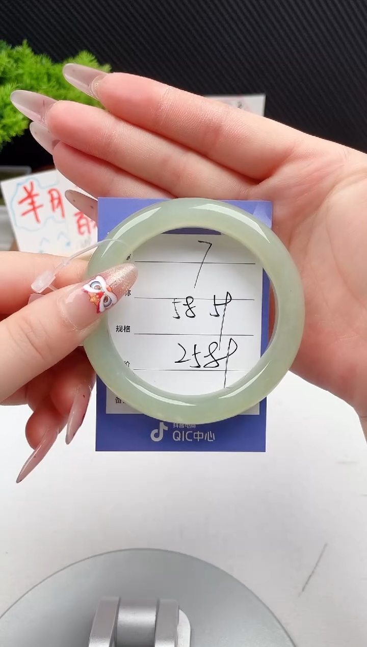 【闪购商品】和田玉手镯未镶嵌微色差V7