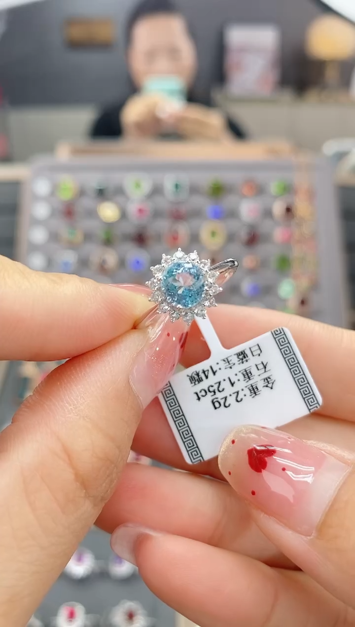 【闪购商品】海蓝宝石戒指18K金镶嵌1.25配钻