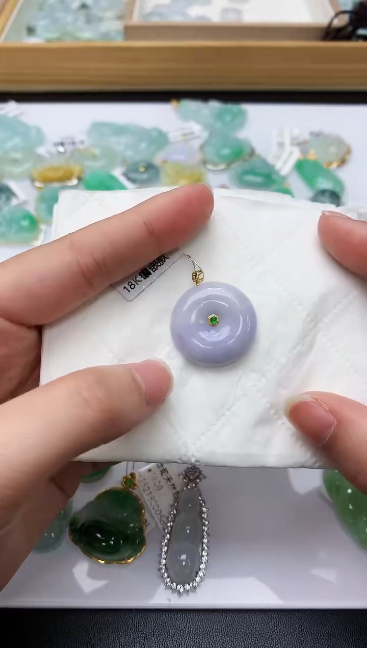 颈饰18K金镶嵌翡翠天然A货